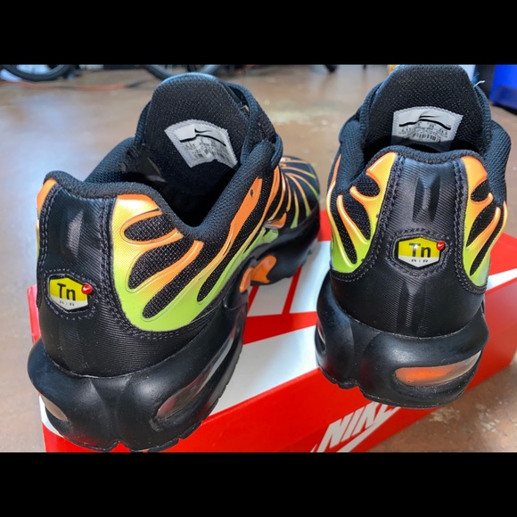 nike air max plus black volt total orange